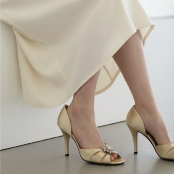 Stuart Weitzman metallic gold peep-toe crystal jewel heels - size 6.5 - Picture 1 of 8